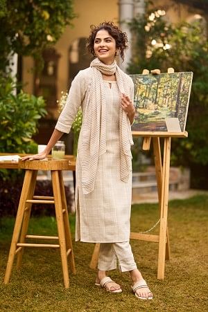 niti mohan kurti styled with jeans and high heels - Theunstitchd Women's  Fashion Blog